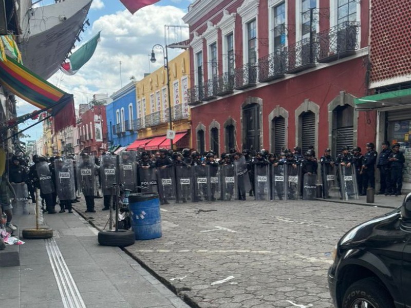Enfrentamiento entre ambulantes y autoridades deja 13 lesionados en Puebla