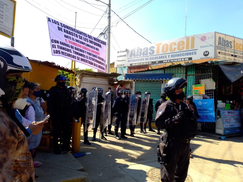 Enfrentamiento entre comerciantes y locatarios de la Central de Abastos