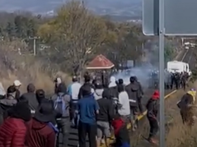 Enfrentamiento entre normalistas y policías en Tiripetío