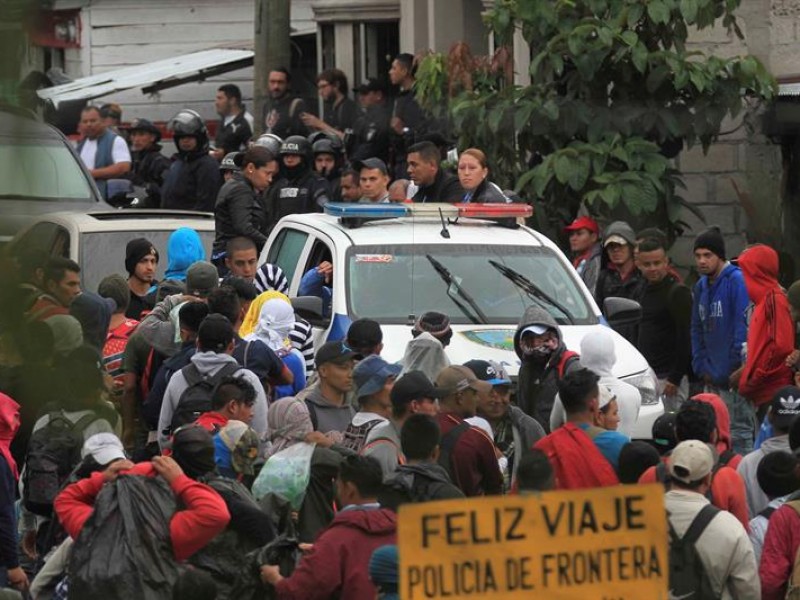 Enfrentamiento entre policías y migrantes hondureños