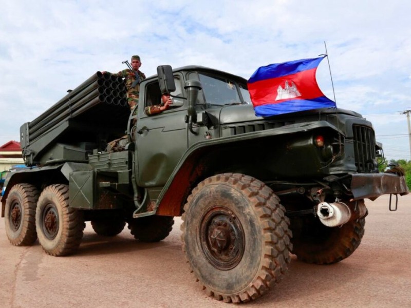Enfrentamiento entre Tailandia y Camboya continúa; Más de 100 mil evacuados