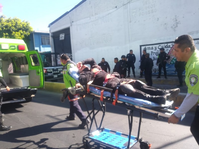 Enfrentamiento entre taxistas y policías deja un muerto