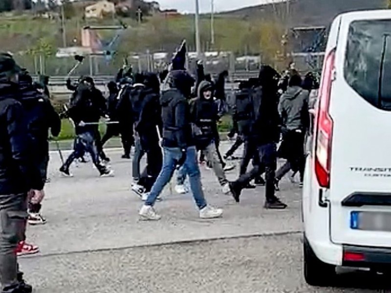Enfrentamiento entre ultras del Napoli y Roma paraliza autopista