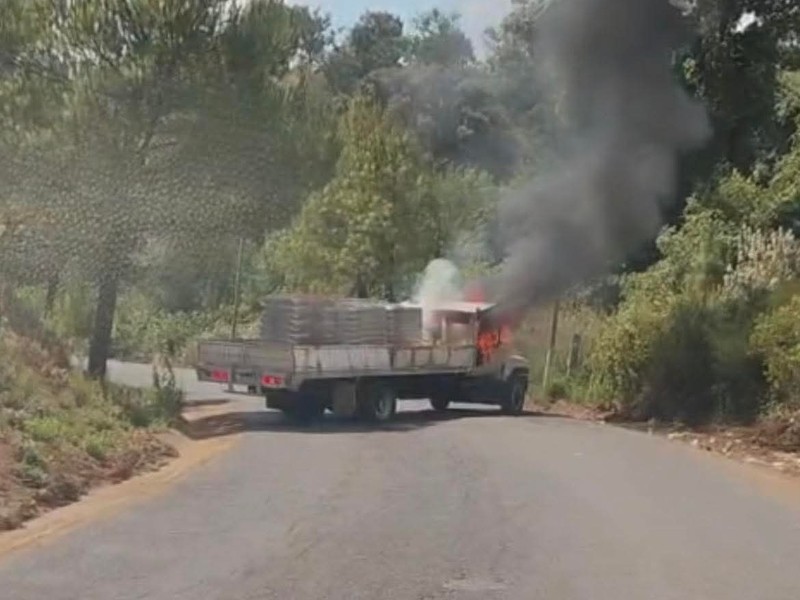Enfrentamientos armados paralizan accesos a Charapan