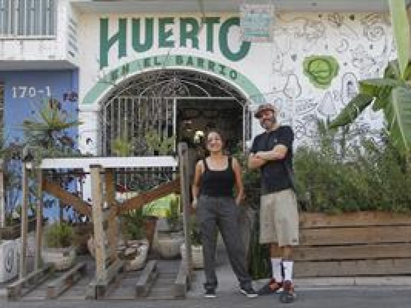 Enfrentan crisis con huertos en el barrio.