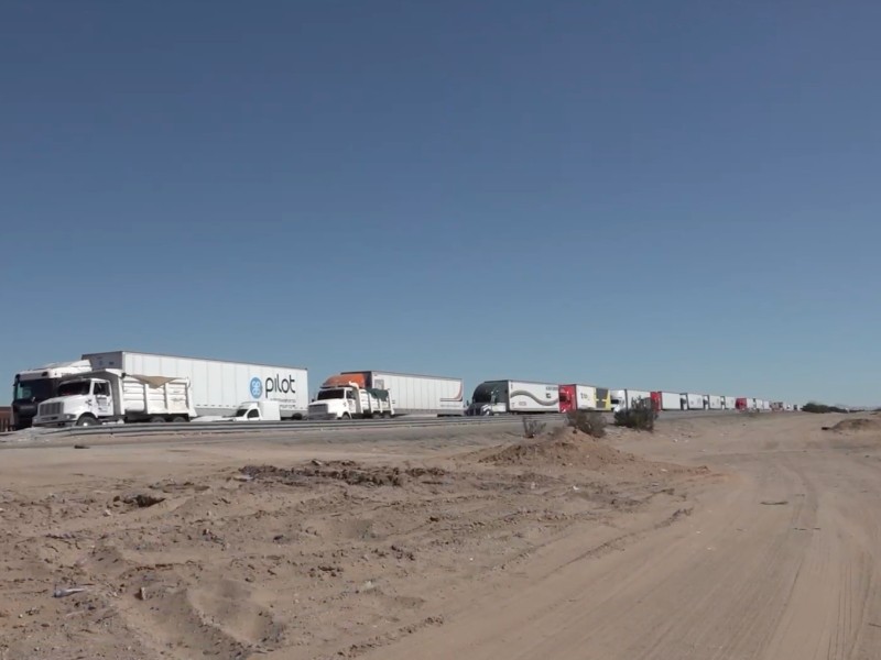 Enfrentan transportistas filas kilométricas y más de 15 horas de espera