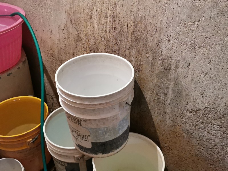 Enfrentan vecinos más de dos meses sin agua