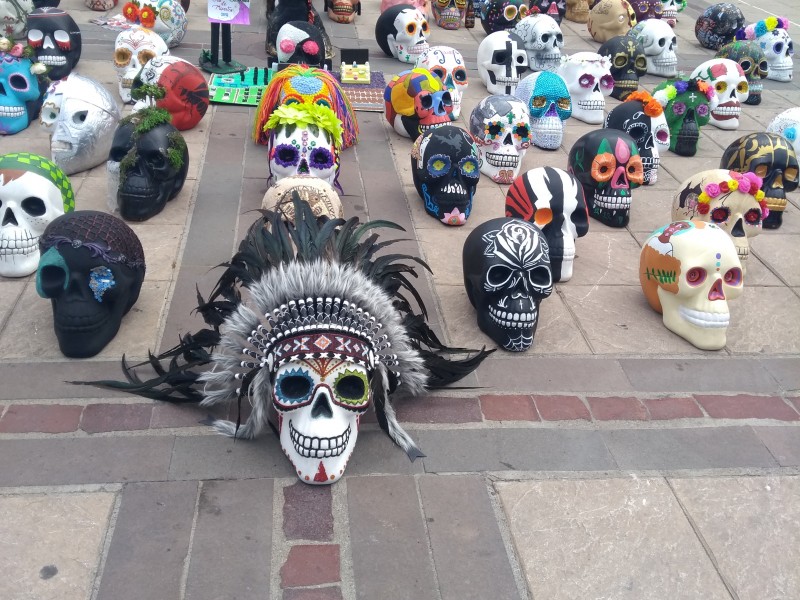 Engalanan plaza cívica con calaveritas