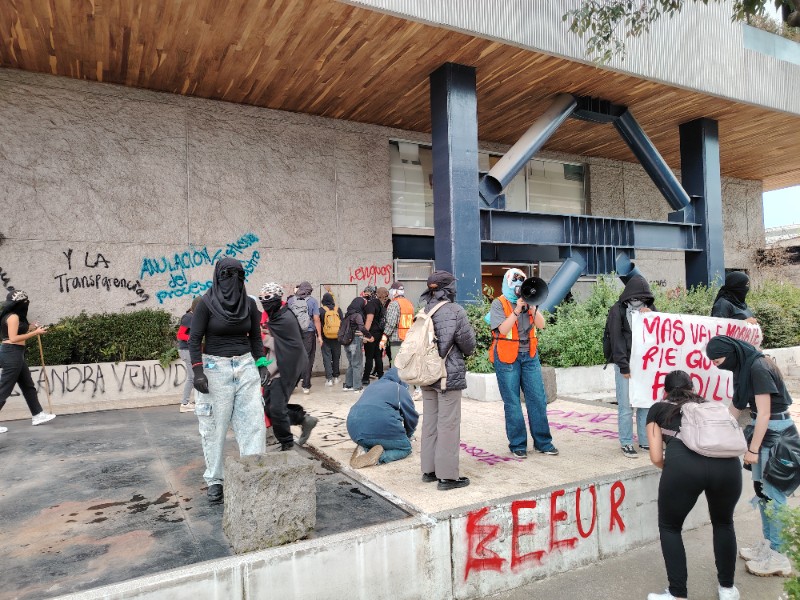 Enjambre Unificado destruye edificio UAEMITAS en vísperas electorales