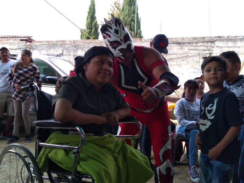 Enmascarados lucharon por Jair, joven atropellado