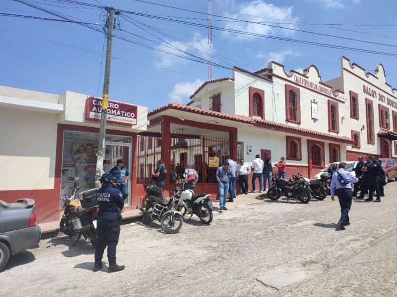Enoc Hernández toma por asalto Caja Popular San Juan Bosco
