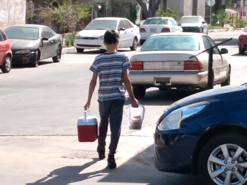 Enorgullece Daniel a familia trabajando y estudiando