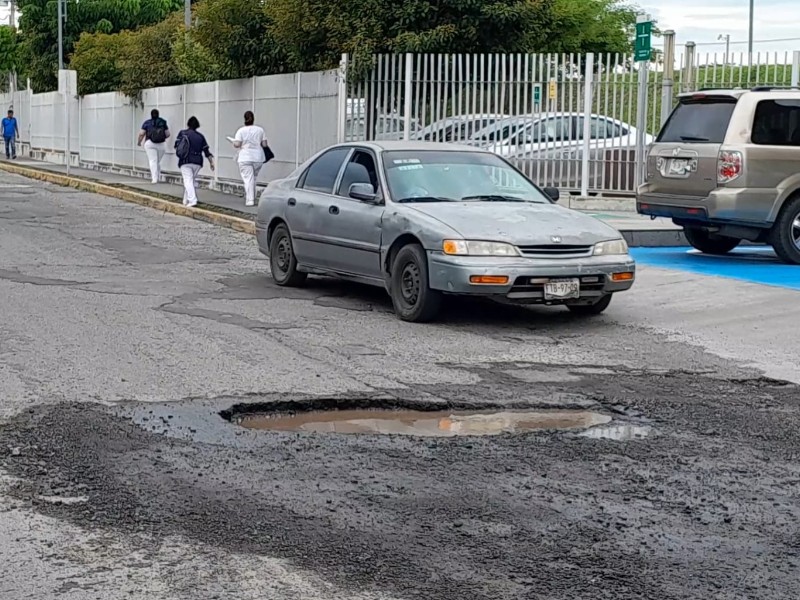 Enorme bache afecta vehículos frente al Hospital IMSS, en la Villa