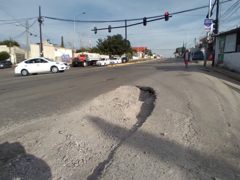 Enorme bache en bulevar Valsequillo provoca accidentes