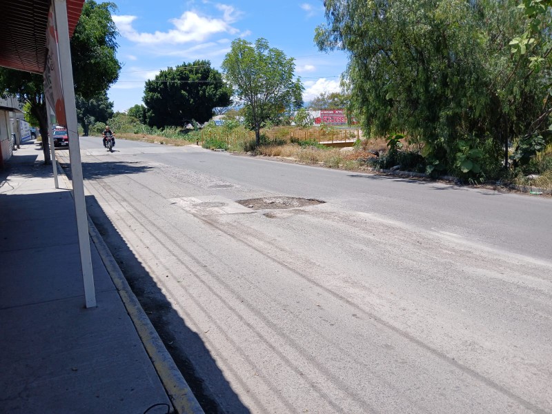 Enorme bache en Valsequillo piden sea reparado