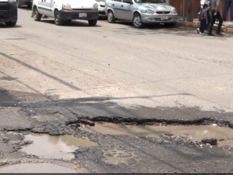 Enorme bache sobre 6 Poniente riesgo para automovilistas