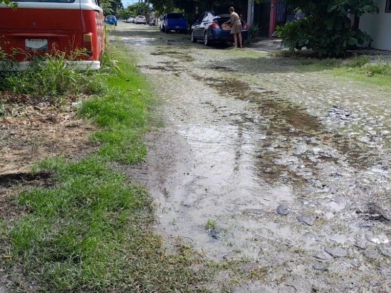 Enorme encharcamiento por tres fugas en colonia El Centenario