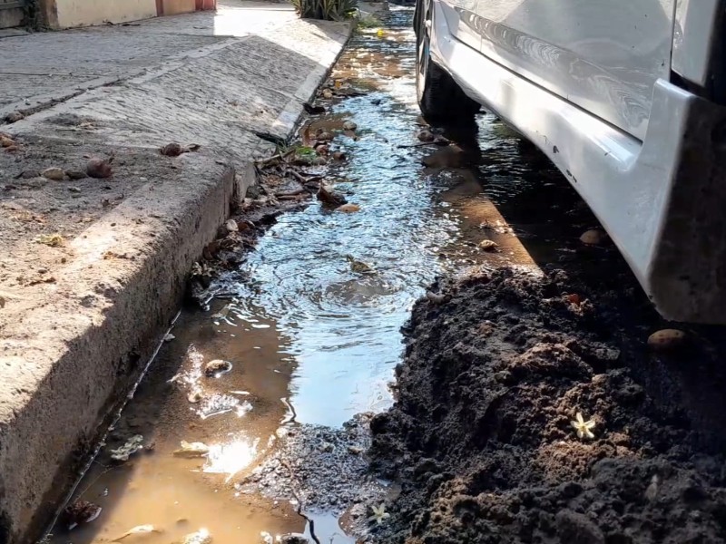 Enorme tiradero de agua potable en Rancho Blanco