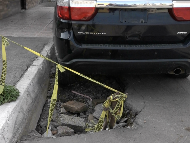 Enorme zanja se forma en calle Arq. Antonio Rivas Mercado