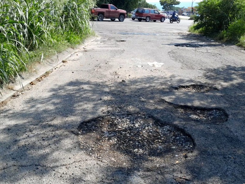 Enormes baches afectan tránsito vehicular en libramiento Griselda Álvarez