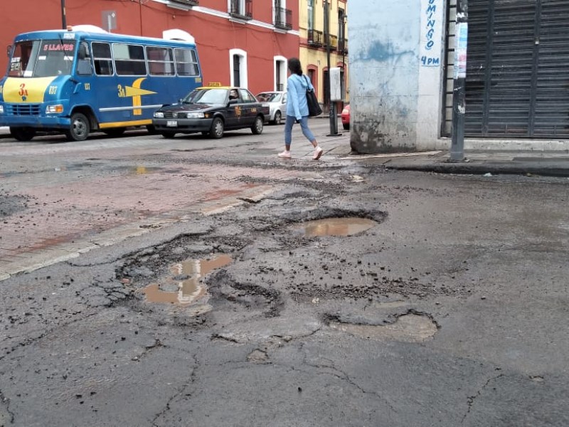 Enormes baches en 16 Norte, barrio de La Luz