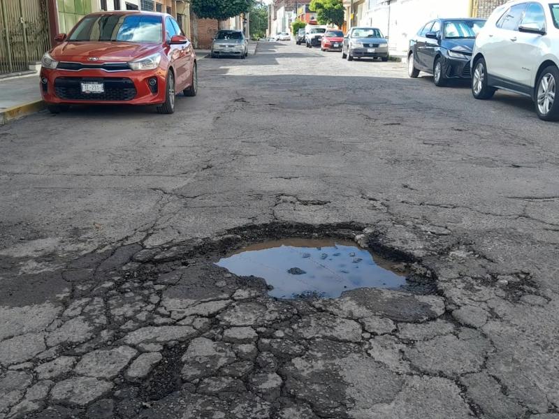 Enormes baches en calle Hidalgo; vecinos exigen atención del Ayuntamiento