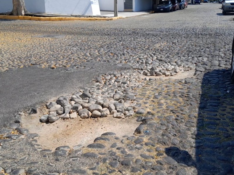 Enormes baches en calle Primo de Verdad, Lomas de Circunvalación