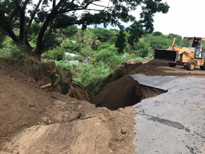 Enormes socavones se forman en Rio medio tres en Veracruz