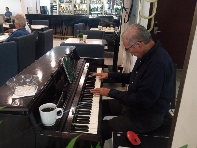 Enrique Bernal, maestro en el piano desde hace 40 años
