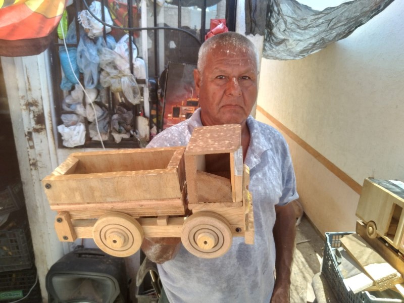 Enrique Montaño aprendió a elaborar carritos de madera por YouTube