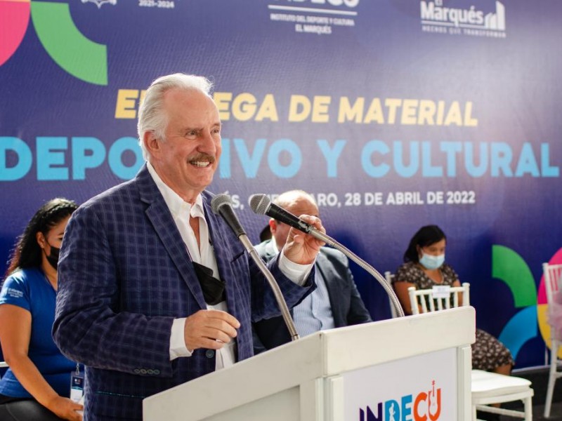 Enrique Vega entrega materiales y equipamiento para las academias deportivas