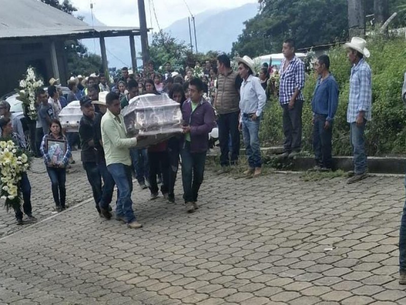 Entierran en estos momentos a familia ejecutada de Zoquitlán