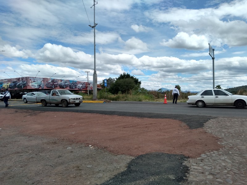 Entorpece fluidez vial retorno en carretera Sahuayo-Jiquilpan