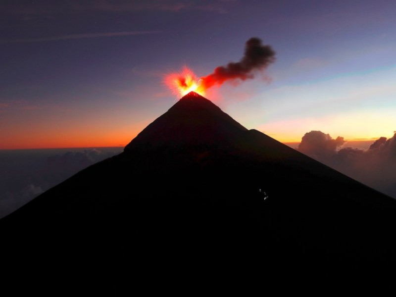 Entra en actividad Volcán de Fuego en Guatemala