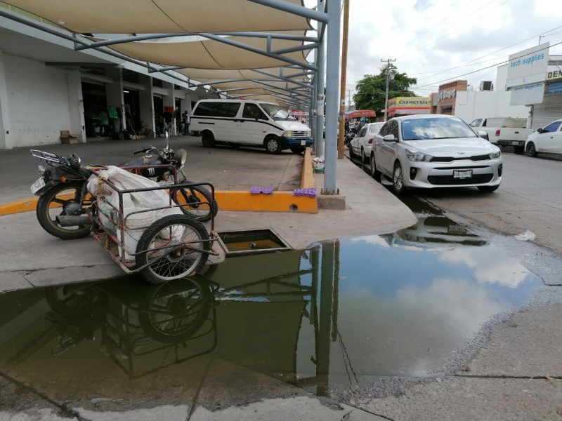 Entre aguas negras comerciantes ofrecen sus productos