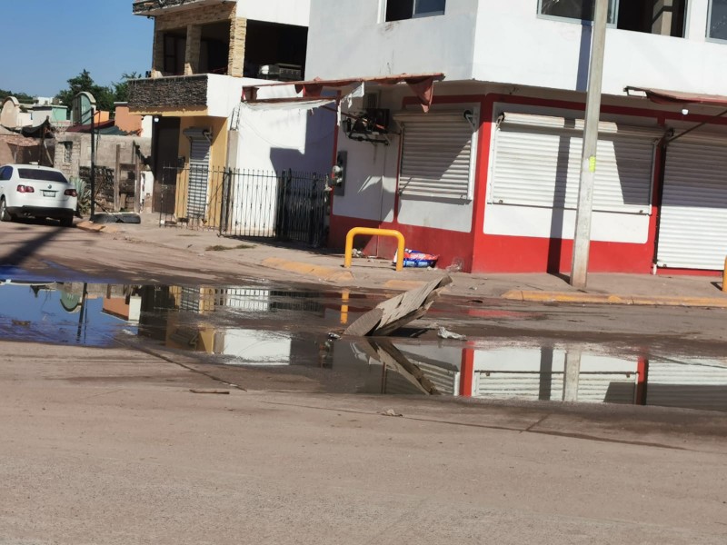 Entre aguas negras viven vecinos de la colonia Siglo XXI