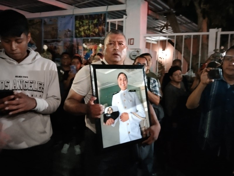 Entre aplausos y porras, despiden a la cadete América Yamileth