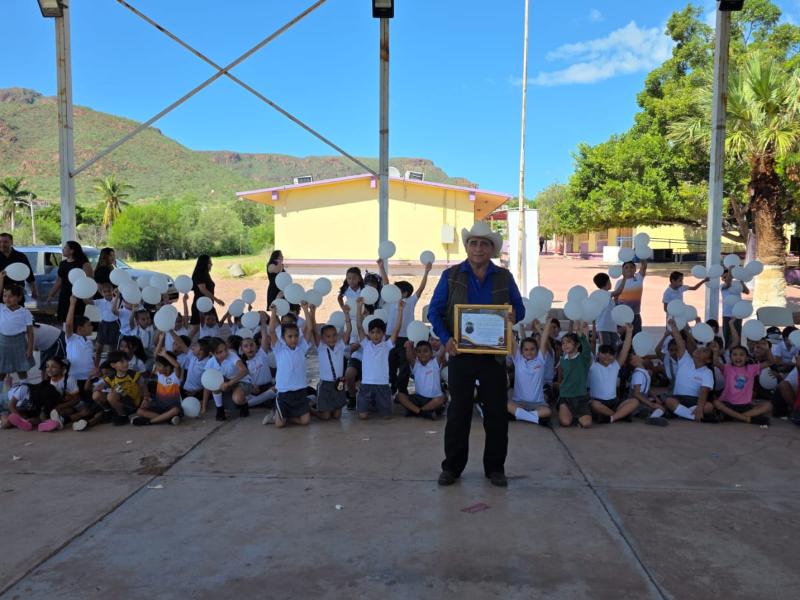 Entre aplausos y reconocimientos, maestro culmina 30 años de servicio