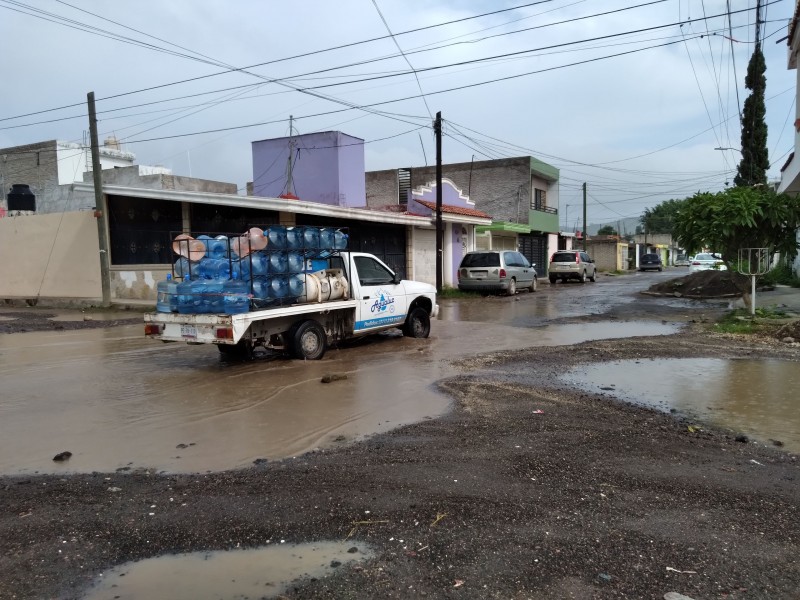 Entre baches y encharcamientos vecinos de la calle girasol