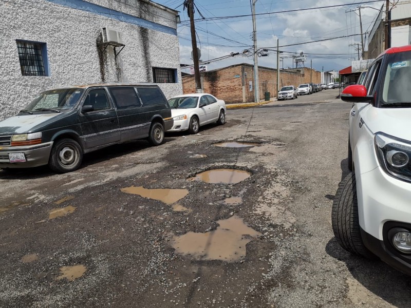 Entre baches y fugas se encuentra la calle Magnolia