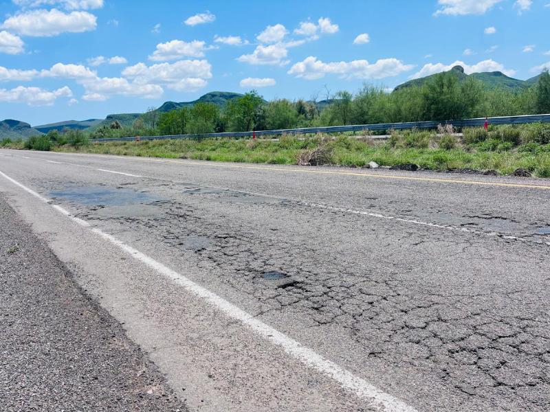 Entre baches y hoyos,así luce la carretera México 15 Los Mochis-El Carrizo