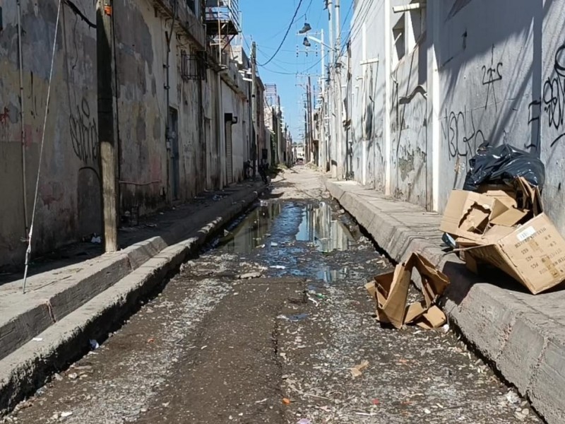 Entre basura y drenajes colapsados el primer cuadro