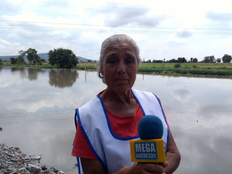 Entre el agua pobladores de Los Ramírez