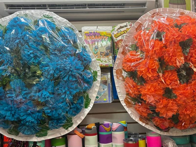 ¡Entre flores y recuerdos! Sobrevive la tradición de elaborar coronas
