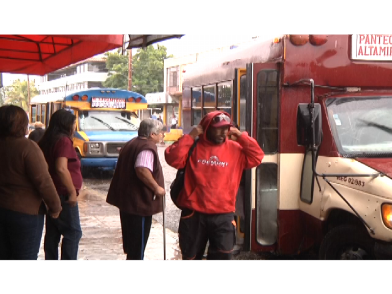 Entre frío y lluvia usuarios esperan el transporte