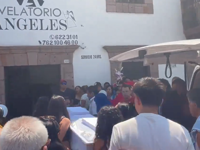 Entre gritos de justicia, reciben ataúd de Camila en Taxco