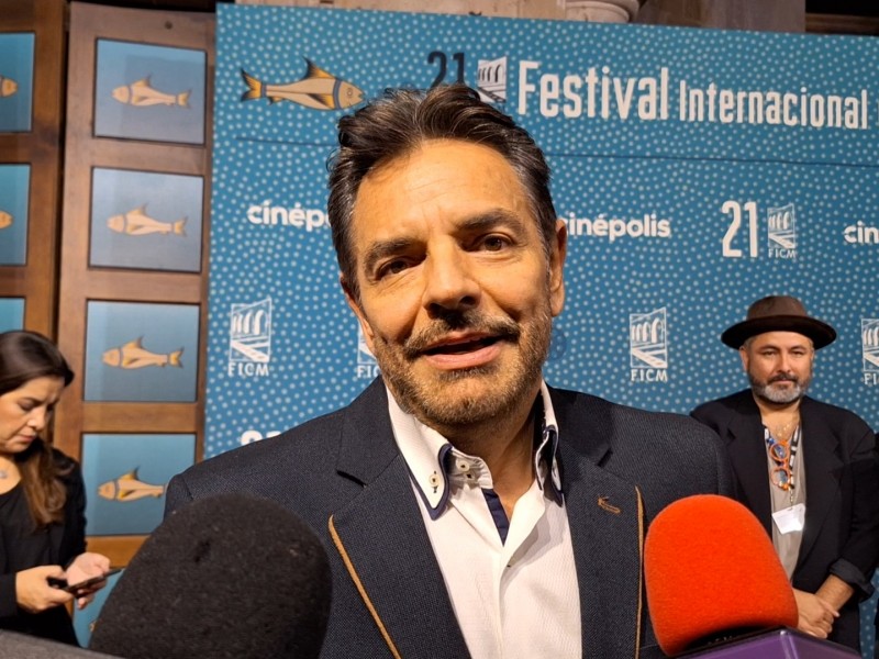 Entre gritos y aplausos Eugenio Derbez presenta 