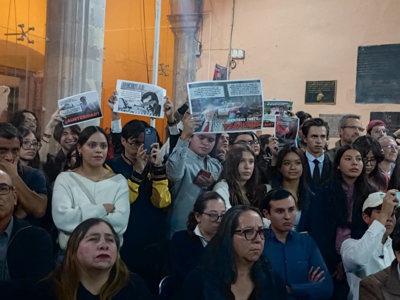 Entre gritos y rechiflas, estudiantes de la UG corrieron al Senador Noroña