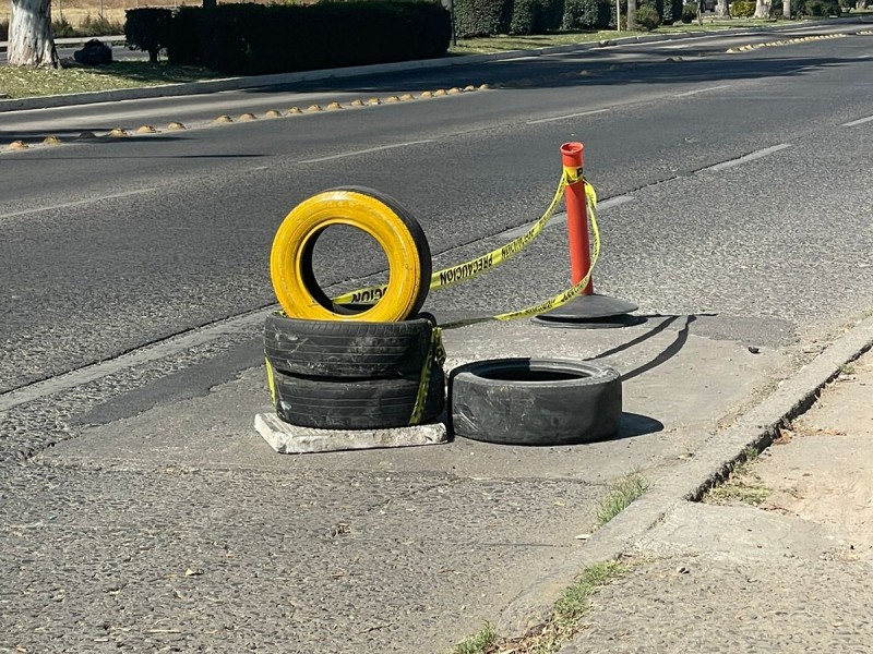 Entre la calle otomiz se encuentra un registro deteriorado