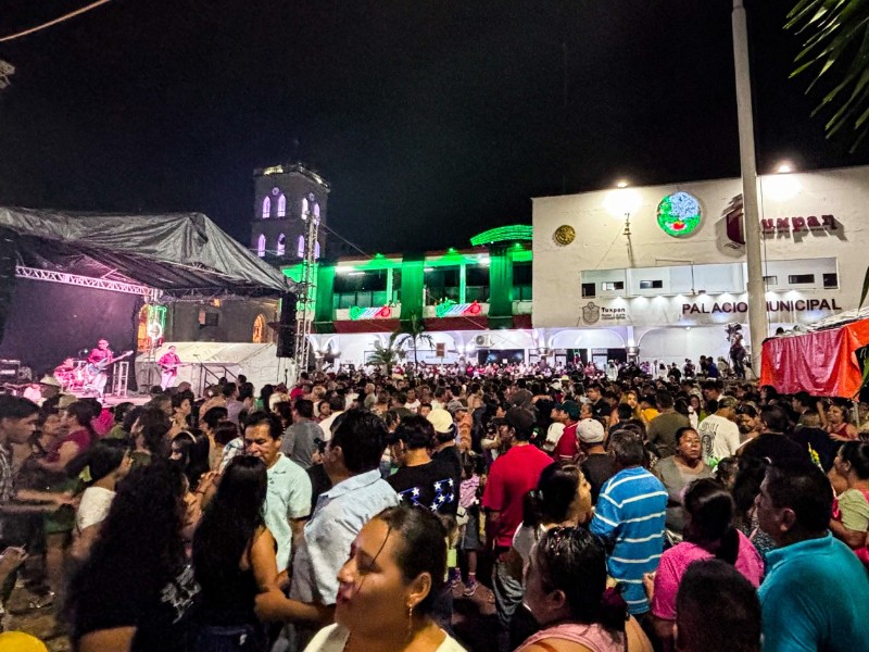 Entre lluvia y vivas, Tuxpan celebró la  Independencia  de México